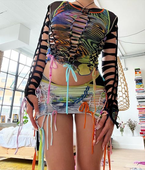 Rave Outfits Inspo Women, Rap Show Outfit, Rainbow Festival Outfit, Rave Outfits Colorful, Pride Festival Outfit Ideas, Rave Fit, Edm Fashion, Rave Fits, Festival Outfits Rave