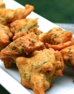 Scrumpdillyicious: Onion & Spinach Pakoras Dynamite Prawns, Prawns Recipe, Indian Appetizers, Pakora Recipes, Munnar, India Food, Indian Snack Recipes, Indian Snacks, Tikka Masala