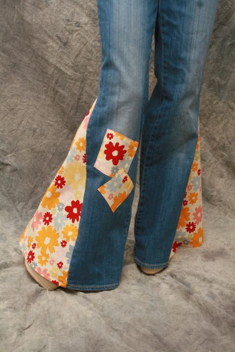 Diy Bell Bottom Jeans, Diy Bell Bottoms, Jeans Custom, Hippie Jeans, 70s Costume, Etsy Halloween, 70s Denim, Diy Jeans, Mode Hippie