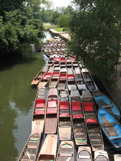 Punting boats in Oxford, England. Punt Boat, Duck Boats, Duck Boat, Alternative Housing, Boat Building Plans, Oxford England, Artsy Photos, Cool Boats, Boat Ideas