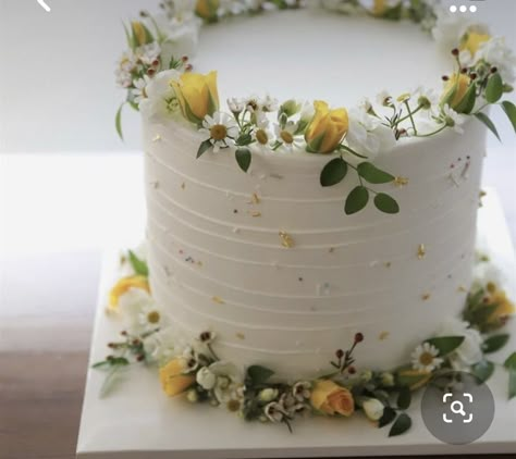 Flower Cake Yellow, Fresh Flowers Birthday Cake, Floral Decorated Cake, White Cake With Yellow Flowers, Yellow Flower Birthday Cake, Floral Themed Cake, Birthday Cake Flowers Simple, Simple Floral Cake Design, Natural Flower Cake