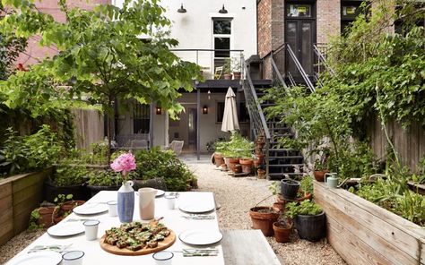 Inside food blogger Julia Sherman's stylish Brooklyn brownstone Brooklyn Backyard, Brownstone Interiors, Nyc Brownstone, Townhouse Garden, Brooklyn House, Brooklyn Brownstone, Backyard Deck, Apartment Garden, Photo On Wood