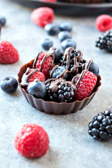 Chocolate Berry Cups - Homemade dark chocolate cups are filled with fresh berries and topped with a drizzle of dark chocolate. A healthier way to get your chocolate fix any time of the year! Berry Cups, Homemade Dark Chocolate, Berry Dessert Recipes, Strawberry Sundae, Berry Dessert, Mousse Recipes, Chocolate Cups, Dessert Cups, Covered Strawberries