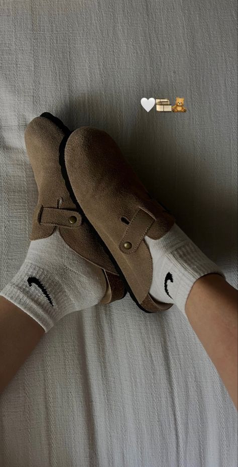 Birk Clogs Outfit, Socks With Clogs, Socks With Birkenstocks, Birk Clogs, Socks And Birks, Fallnails Autumn, Birkenstock Clogs Outfit, Fall Fashion Outfit Ideas, Birks Outfit