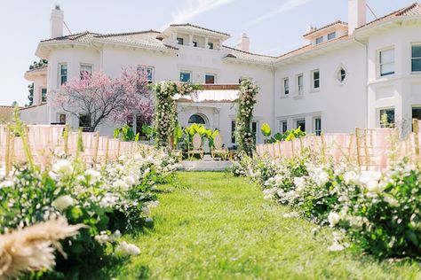 22 All-Inclusive Bay Area Wedding Venues | California | See Prices Outdoor Hindu Wedding, Luxury Guest Room, Mandap Setup, Wedding Hindu, Seaside Inn, Wedding Venues California, Hilton Wedding, Bay Area Wedding Venues, California Honeymoon