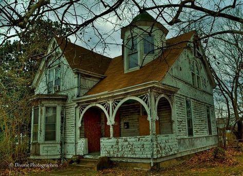 Abandon House, Antique Houses, Creepy Old Houses, Abandoned Structures, Haunted Locations, Scary Houses, Usa House, Folk Victorian, Old Abandoned Buildings