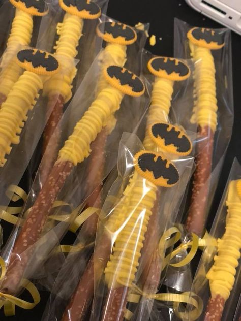 Batman Party Food Ideas, Batman Quinceanera, Batman Party Foods, Gotham City Aesthetic, Batman Theme Party, Batman Baby Shower, Batman Gotham City, Batman Decor, Batman Theme