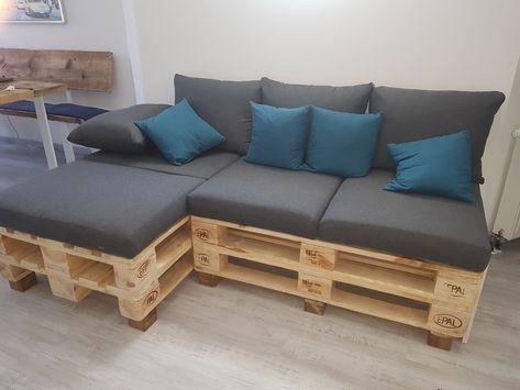 Pallet Chairs Indoor, Sofa Bed For Small Spaces, Pallet Seating, Pallet Couch, Deco Studio, Furniture Board, Living Room Sofa Design, Pallet Furniture Bedroom, Indoor Chairs