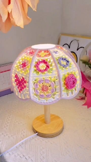 Crocheted Fairy Lights, Crochet Lamp Cover, Crochet Flower Lights Pattern, Crochet Lights, Lamp Shade Crochet, Crochet Lamp Flower, Lamp Crochet, Crochet Lampshade, Tangled Flower