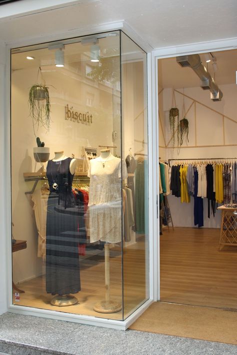 Clothing Shop Design Ideas Simple, Small Space Shop Interior Design, Boutique Small Spaces, Korean Boutique Interior, Small Clothing Store Interior Design, Small Boutique Interior Design Indian, Botique Interiors Fashion Boutique, Mini Boutique Store Ideas, Boutique Interior Design Indian