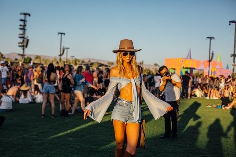 Coachella Hat, Bonnaroo Outfits, Coachella 2020, 2017 Outfits, Festival Makeup Rave, Coachella Vibes, Coachella 2017, Festival Crop Tops, Concert Fashion