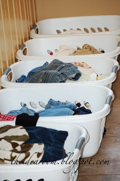 Laundry Tips - Love this Idea: Each child has their own basket and when laundry is dry it gets put into each basket - when kids get home they fold their laundry and then take it to get put away. Great for school-aged kids Homemade Toilet Cleaner, Cleaning Painted Walls, Idea Room, Laundry Tips, Diy Toilet, Deep Cleaning Tips, Clean Your Car, Diy Coffee Table, Diy Cleaners