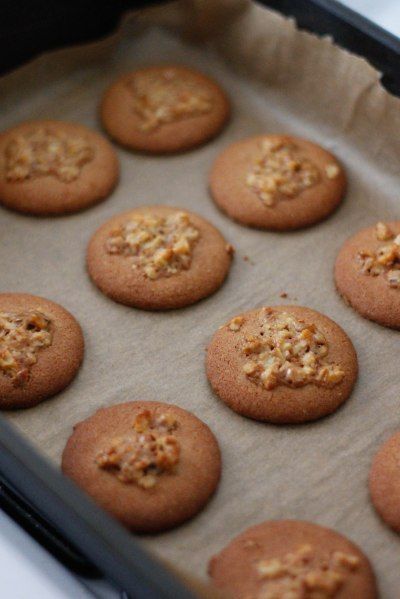 Sirtfood Recipes, Buckwheat Biscuits, No Flour Recipes, Buckwheat Flour Recipes, Buckwheat Gluten Free, Walnut Topping, Tigernut Flour, Buckwheat Recipes, Einkorn Flour