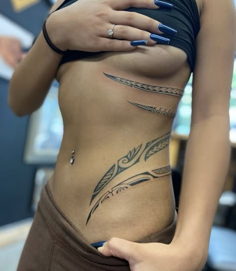 tribal polynesian tattoo woman Maori Tattoo Frau, Polynesian Tattoos Women, Daffodil Tattoo, Waist Tattoos, Maori Tattoo Designs, Hip Tattoos Women, Tattoos For Black Skin, Stomach Tattoos, Simple Tattoo