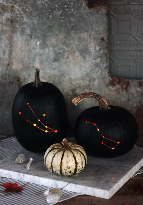 Halloween pumpkin with constellation for next year Stylish Halloween Decor, Black Pumpkins, Diy Halloween Dekoration, Chic Halloween Decor, Halloween Chic, Halloween Pumpkin Diy, Elegant Halloween Decor, Uhyggelig Halloween, Dekorasi Halloween