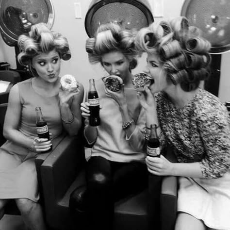 Rétro coiffure Cabelo Pin Up, Vintage Hair Salons, Barefoot Blonde, Hair Quotes, Beauty Parlor, Hair Rollers, Hair Curlers, Vintage Beauty, Big Hair