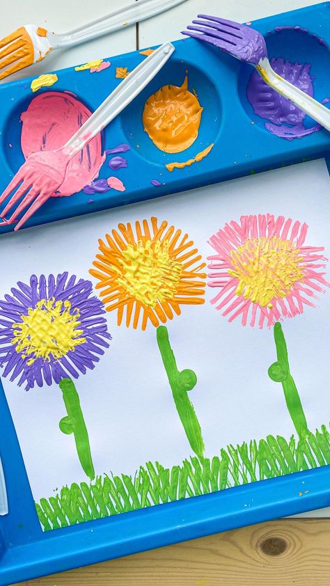 Kids Craft and Learning Page’s Instagram post: “Fork Printed Flowers 🌸 make these cute flowers for spring! 🎨Paint a fork green and make grass at the bottom of the page 💐Have the kids…” Grass Craft, Spring Season Flowers, Art And Craft Flowers, Nursing Home Crafts, Fork Crafts, Flowers Paper Craft, Flowers For Spring, Fork Art, Easy Flowers