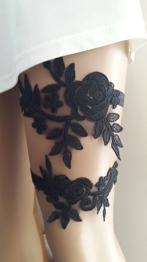 Black Wedding Dress Accessories, Gothic Wedding Garter, Black Garter Wedding, Goth Wedding Bands, Black Prom Accessories, Black Aesthetic Wedding, Black Goth Wedding, Black Wedding Aesthetic, Dark Wedding Aesthetic