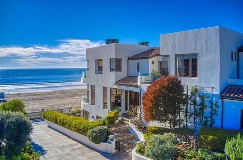 Los Angeles Beach House Listed for $27 Million Set to Break Area Record | Barron's Los Angeles Beach House, House Beach View, Break Area, Los Angeles Beach, Los Angeles House, Manhattan Beach Pier, Beach Property, Beach House Exterior, Los Angeles Beaches