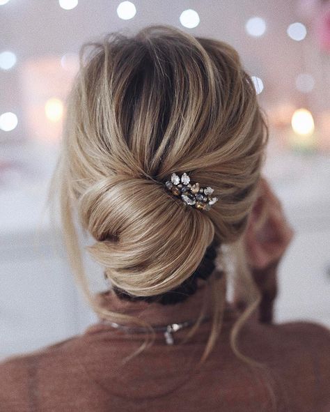 Are you pinning left and right trying to find the ideal updo for your wedding day?  Well search no more! We stumbled upon hairstylist extraordinaire @tonyastylist over on Instagram and fell in love with her gorgeous soft yet elegant updos. Each one is truly unique and quite frankly a piece of art. Her styles are intricate and have such … Loose Chignon, Wedding Hair Inspiration, Low Bun, Penteado Cabelo Curto, Hair Updo, Wedding Hairstyles For Long Hair, Olivia Palermo, Wedding Hair And Makeup, Gigi Hadid