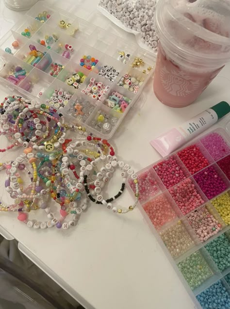 Friendship Bracelets Best Friends, Handmade Bracelets Aesthetic, Bracelet Inspo Aesthetic, Bracelet Making Aesthetic, Friendship Bracelets Aesthetic, Swift Friendship Bracelets, Friendship Bracelet Making, Taylor Swift Friendship Bracelets, Bracelets Aesthetic