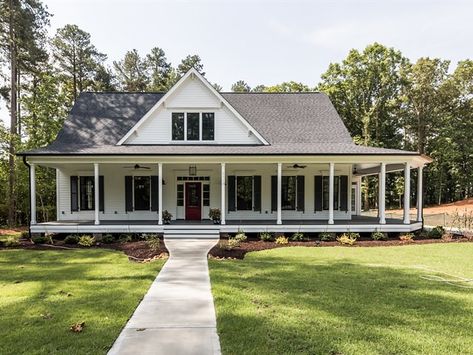 Wrap Around Porches, Building A Porch, House Trim, Casas Coloniales, Farmhouse Modern, House With Porch, Casa Exterior, Wrap Around Porch, White Farmhouse