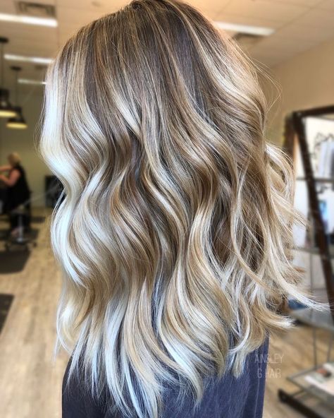 Bronde Balayage With Blonde Money Piece, Blonde Lowlights Money Piece, Hair Color Ideas For Blondes Money Piece, Dark Blonde Balayage Money Piece, Natural Blonde Fall Hair Color, Hair Colour Money Piece, Sandy Blonde Balayage With Money Piece, Pretty Blonde Balayage, Blonde Hair Color Ideas 2022 Fall