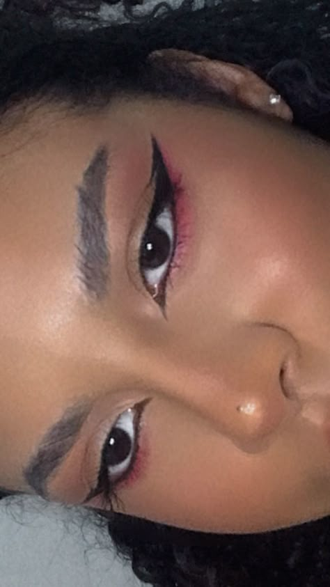 Y2k Makeup Looks Baddie, Simple Euphoria Makeup, Valentines Eye Makeup Simple, Red And Black Eyeshadow Looks, Bratz Eye Makeup, Simple Red Makeup Looks, Cute Easy Makeup Looks, Cute Eyeliner Looks, Cute Eyeliner Ideas