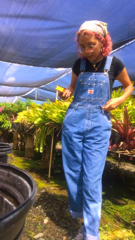 Overall Gardening Outfit, Gardening Outfit Summer, Working In The Garden Outfit, Overalls 80s Outfit, Overalls Outfit Cottagecore, Baggy Overalls Aesthetic, Farming Aesthetic Outfit, Aesthetic Farm Outfit, On The Farm Outfit