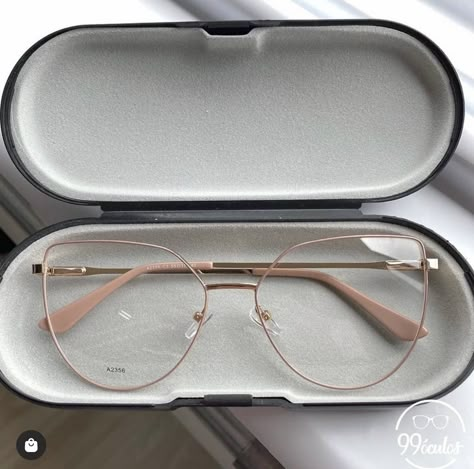 Specticals Frames Style, Clear Glasses Frames Women, Glasses Women Fashion Eyeglasses, Cute Glasses Frames, Classy Glasses, Glasses Frames Trendy, Fancy Glasses, Glasses Inspiration, Glasses For Your Face Shape