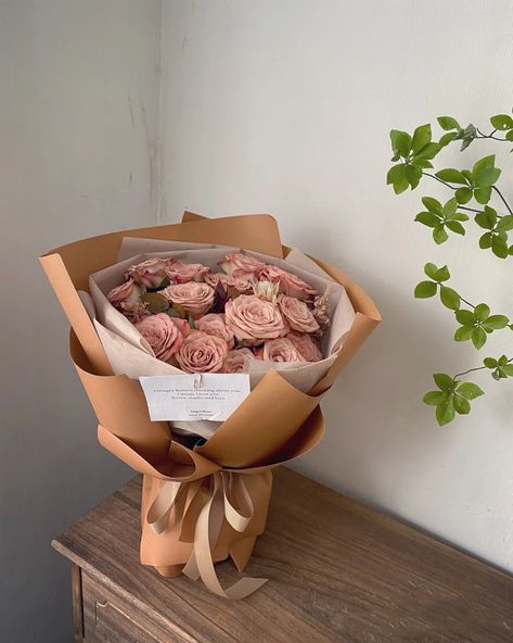 We provide, Wholesale&Retail Floral Packaging Supplies . 👇🏼👇🏼👇🏼👇🏼👇🏼 www.bbj-wraps.com Exclusive discount for florists and flower lovers! Brown Paper Flowers, Simple Flower Bouquet, Wrapped Bouquet, Floral Packaging, Bucket Flower, Simple Bouquet, Bouquet Packaging, Diy Bouquet Wrap, Flower Bouquet Diy