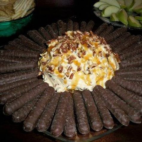 TURTLE CHEESECAKE BALL Cheesecake Balls, Turtle Cheesecake, Sweet Dips, Balls Recipe, Party Food Appetizers, Holiday Food, Yummy Sweets, Cheese Ball, How Sweet Eats