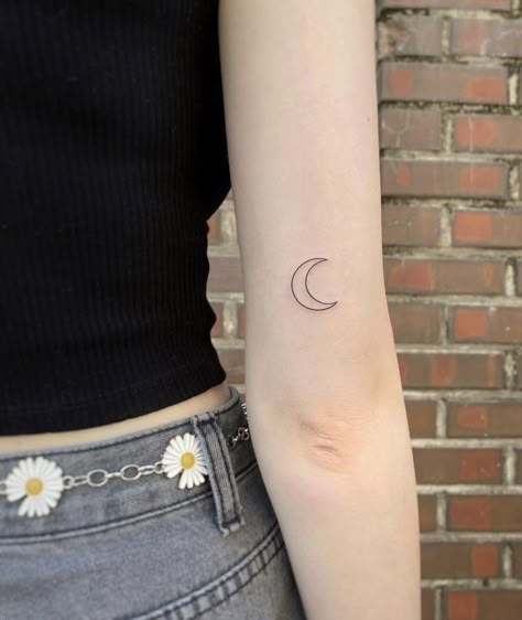 Crescent Moon Tattoo Simple, Minimal Tattoo Moon, Crescent Moon Tattoo Design, Simple Moon Tattoo, Small Crescent Moon Tattoo, Simple Crescent Moon, Pair Tattoos, Luna Tattoo, Small Moon Tattoos