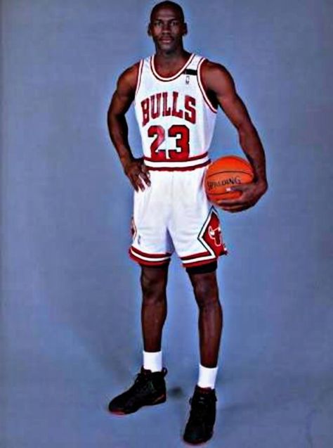 Velueta_Pictures 👌 Athlete Physique, Michael Jordan Wallpaper Iphone, Michael Jordan Dunking, Mike Jordan, Michael Jordan Poster, Jordan Poster, Michael Jordan Photos, Jeffrey Jordan, Michael Jordan Pictures