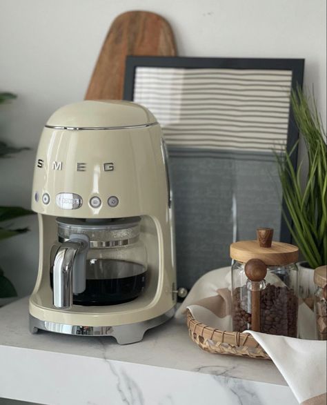 Retro Coffee Maker, Smeg Coffee Maker, Clean Coffee Maker, Best Drip, Best Drip Coffee Maker, Clean Coffee, Coffee Maker Cleaning, Smeg Kitchen, Drip Coffee Makers