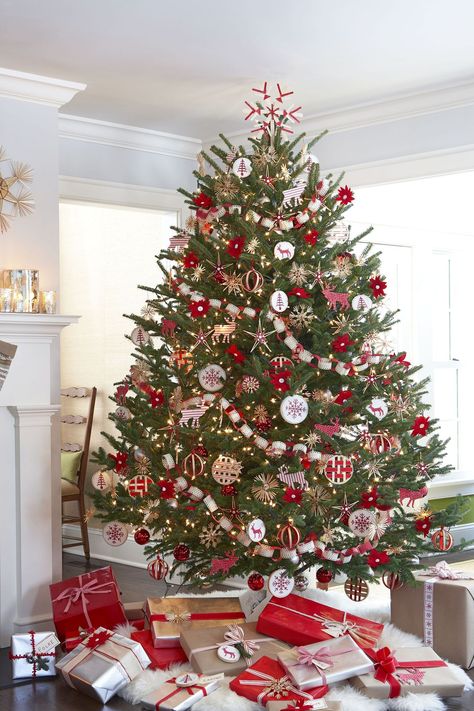 50 Decorated Christmas Tree Ideas - Pictures of Christmas Tree Inspiration Scandinavian Christmas Trees, Christmas Tree Pictures, Live Christmas Trees, Elegant Christmas Trees, Christmas Tree Decorations Diy, Easy Christmas Decorations, Unique Christmas Trees, Christmas Tree Inspiration, Traditional Christmas Tree