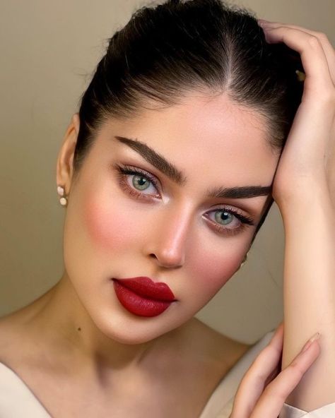 Bold Lipstick Makeup, Smokey Eye Makeup Steps, Red Lipstick Makeup Looks, Indian Makeup Looks, Bold Lip Makeup, Vintage Makeup Looks, A Daily Routine, Princess Gown, Bridal Makeup Looks