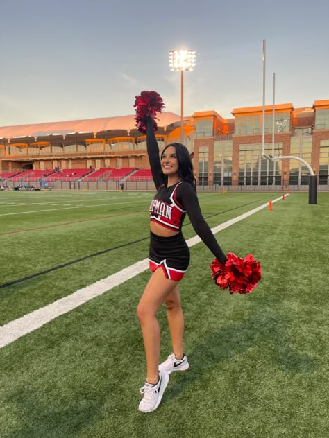 Professional Cheerleader Aesthetic, Sideline Cheer Uniforms, Sport Poses, Cheerleading Picture Poses, Sideline Cheer, Senior Banner, Cheer Photography, High School Cheerleading, Cheer Routines