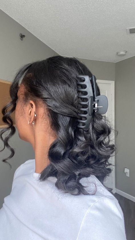 Wand Curls On Natural Hair, Curls On Natural Hair, Claw Clip Hairstyle, Clip Hairstyle, Pressed Natural Hair, Silk Press Natural Hair, Natural Hair Bun Styles, Quick Natural Hair Styles, Curling Hair With Wand