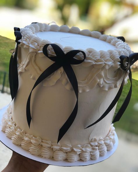 Vintage White CAKE🤍 #chocolatecake #Vintagecake#strawberryfilling#whiteswissmeringuebuttercream #blackbowcake #homebaker Gothic Cake, White Gothic, White Cake, Vintage Cake, Black Bow, Chocolate Cake, Wedding Cake, White Vintage, Wedding Cakes