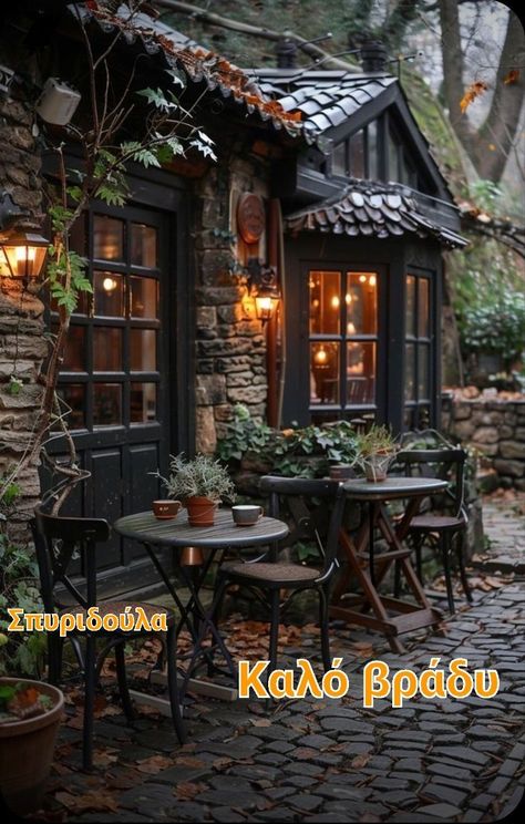 Courtyard Cafe, Cottage Patio, Outdoor Bistro, Casa Country, Coffee Shop Aesthetic, Arts And Crafts House, Outdoor Bistro Set, Cafe Bistro, Set Ideas