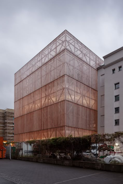 Gallery of Ernst Busch University of Performing Arts / O&O Baukunst - 1 Architecture Facade, Building Skin, Wood Facade, Wood Architecture, Dramatic Arts, Timber Cladding, Exterior Cladding, Trondheim, Building Facade