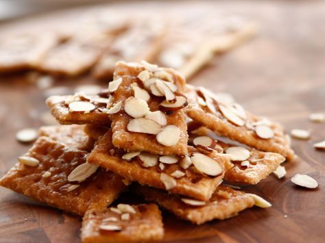 Sweet Almond Crackers recipe from Ree Drummond via Food Network Ingredients 52 individual butter crackers, such as Club 8 tablespoons (1 stick) salted butter 1 cup firmly packed brown sugar 1 teaspoon vanilla extract 1 cup sliced almonds Almond Crackers Recipe, Almond Crackers, Food Network Recipes Pioneer Woman, Ree Drummond Recipes, Club Crackers, Butter Crackers, Crackers Recipe, Pioneer Woman Recipes, Cracker Recipes