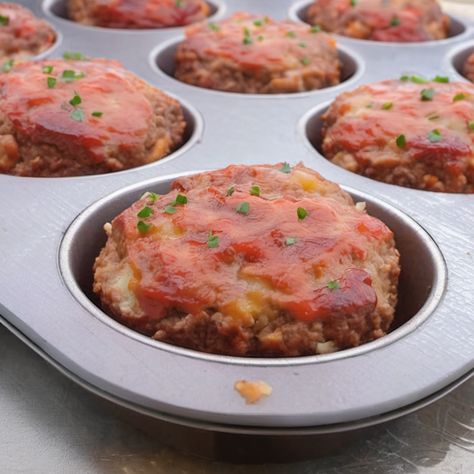 Mini Meatloaf Muffins Recipe Cupcake Meatloaf Recipes, Meatloaf Muffins Easy, Meat Muffins, Muffins Savory, Mini Turkey Meatloaf, Meatloaf Muffins Recipe, Mini Meatloaf Muffins, Mini Meatloaf Recipes, Perfect Meatloaf