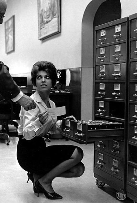 vintage everyday: 37 Vintage Portrait Photos of Sexy Secretaries in the 1960s Dwayne Hoover, 1960s Office, 1950 Women, Secretary Style, Secretary Office, American Advertising, Vintage Secretary, Corporate Ladder, Secretary Outfits