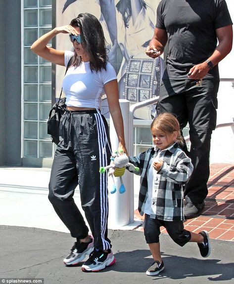 Mommy time: Kourtney Kardashian treated her sons to a day of shopping on Saturday... Adidas 90s Outfit, How To Style Track Pants, Adidas Pants Outfit Fashion, Adidas Outfit Aesthetic, Sport Pants Outfit, Black Adidas Tracksuit, Adidas Track Pants Outfit, Adidas Pants Outfit, Vintage Adidas Track Pants