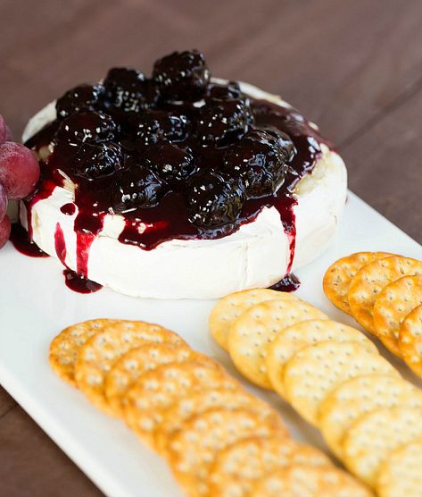 Smothered with blackberry compote: | 23 Next-Level Ways To Make Baked Brie Blackberry Compote Recipe, Easy Baked Brie Recipe, Fruit Appetizers Easy, Fingerfood Baby, Blackberry Compote, Baked Brie Recipes, Brown Eyed Baker, Compote Recipe, Blackberry Recipes