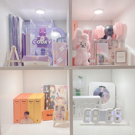 Kpop Shelf Ideas, Kawaii Room Aesthetic, Kpop Albums Shelf, Album Shelf, Bts Room Ideas, Kpop Room Ideas, Kpop Shelf, Pretty Apartments, Army Decor