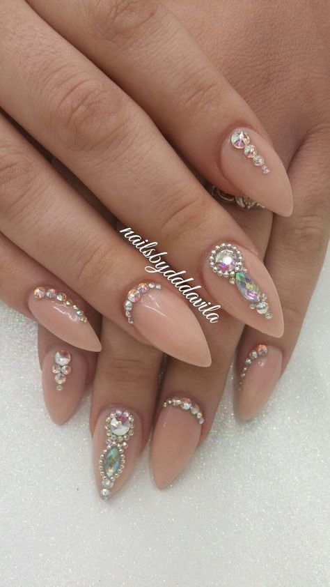 Almond Shaped Nails Designs Rhinestones, Almond Nails With Diamonds Simple, Gem Almond Nails, Almond Nails With Crystals, Short Almond Nails Designs With Gems, Almond Shape Nails With Rhinestones, Stone Art Nail Designs, Acrylic Nails With Stones Rhinestones, Almond Nail Rhinestones