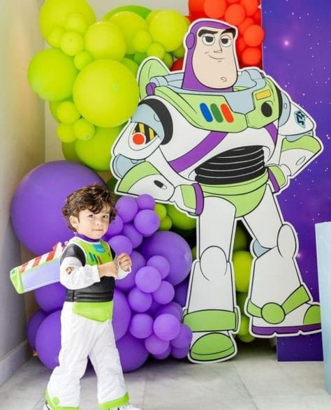 3rd Birthday Buzz Lightyear, Buzz Lightyear Balloon Arch, Buzz Lightyear Birthday Party 3, Buzz Lightyear Party Decorations Diy, Buzz Lightyear Birthday Party Favors, Buzz Light Year Birthday Party Ideas, Buzz Lightyear Photoshoot, Buzz Party Ideas, Buzz Lightyear Balloon Garland